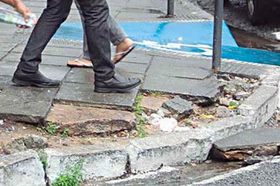 A falta de cuidados com o caminho exclusivo dos pedestres é visível em toda a cidade