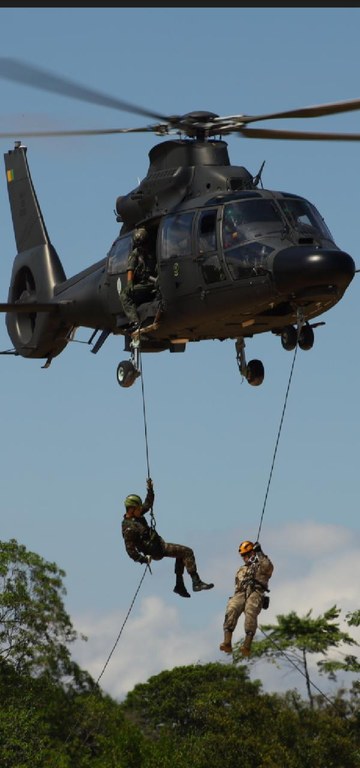 Nas ações de combate, os grupos especiais utilizam o helicóptero