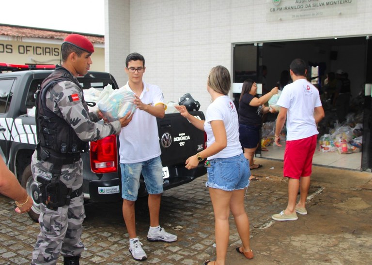 policia arrecada 21 toneladas de alimentos e distribui operacao boas festas (1).JPG policia arrecada 21 toneladas de alimentos e distribui operacao boas festas (1).JPG
