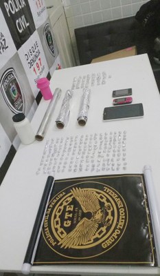 Ações de enfrentamento ao tráfico resultaram na prisão de três pessoas e apreensão de maconha, crack e vários objetos roubados