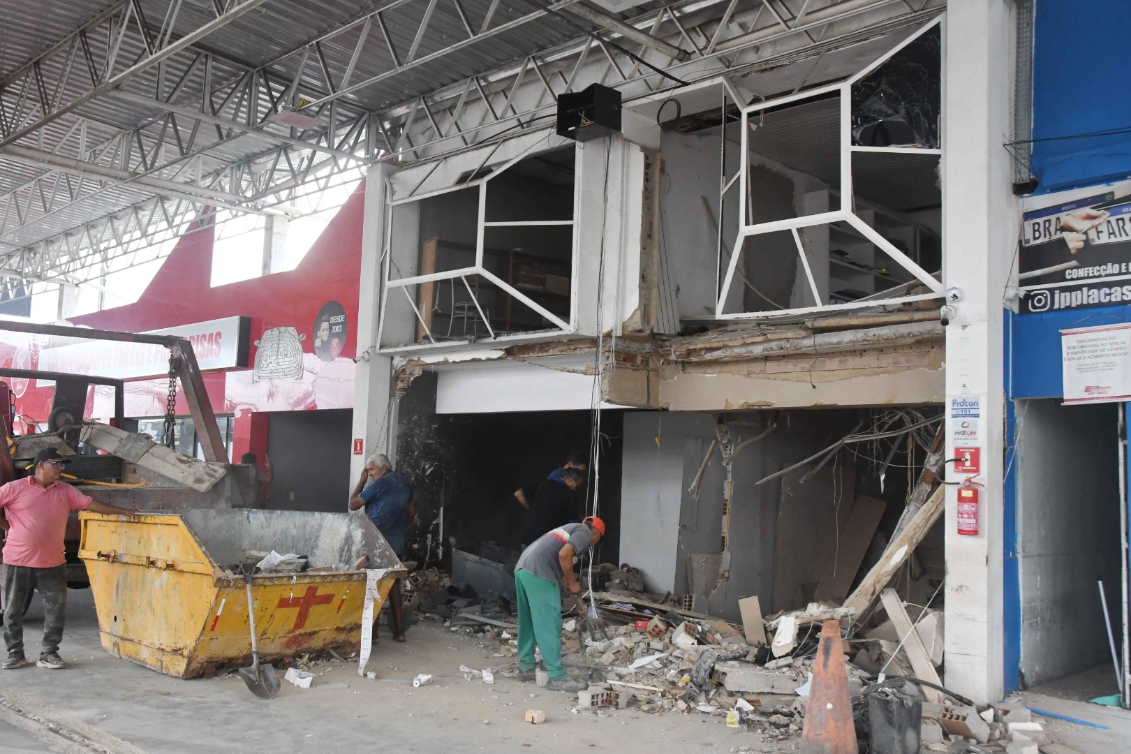 2025.10.15_explosão banco em posto © Roberto Guedes (52).JPG