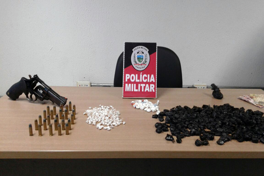 polica prende suspeito por trafico de drogas e apreende arma de fogo em laranjeiras.jpg