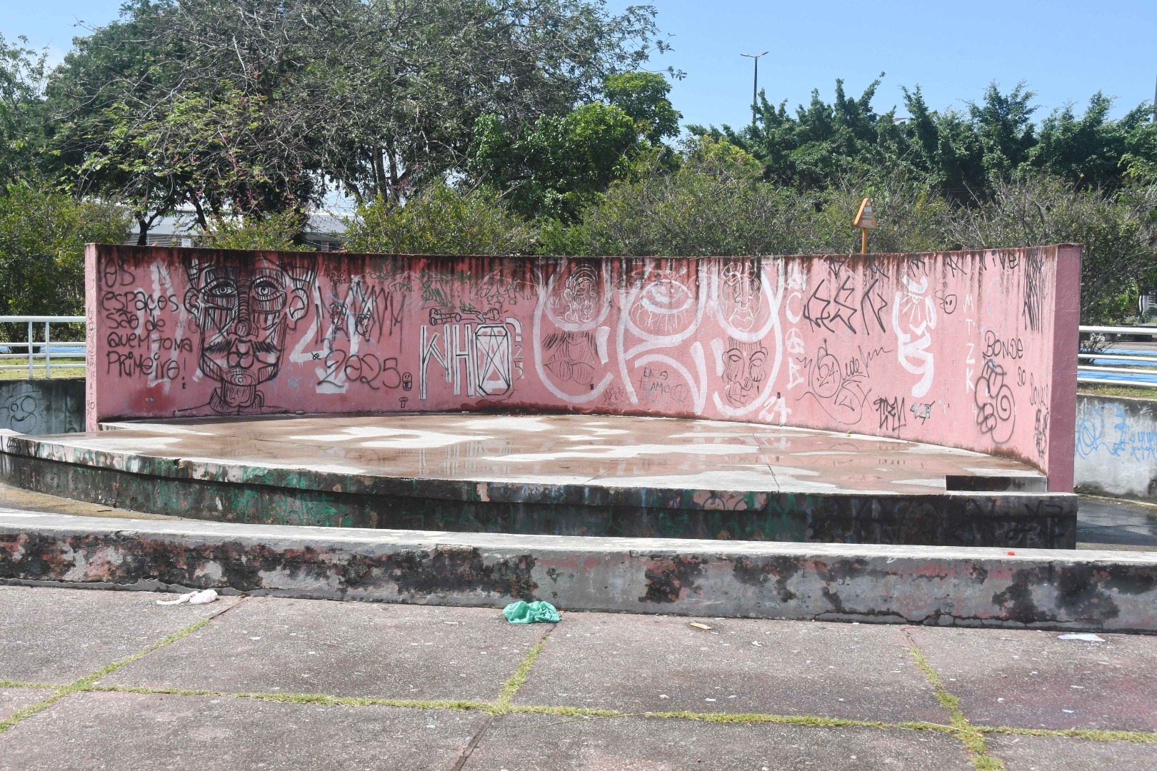 2025.09.03_depredações nas praças © Roberto Guedes (51).JPG