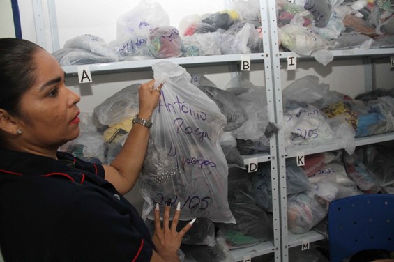 Projeto Banho Cidadão-F. Evandro (18).JPG Simoni Oliveira ressaltou que as unidades recebem doações de roupas e agasalhos, que são distribuídos com as pessoas atendidas - Foto: Evandro Pereira