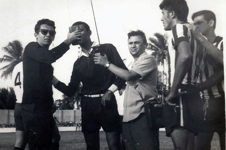 Gilvan de Brito e Ivan Bezerra, ainda jovens, entrevistando o juiz do jogo Botafogo e Treze.jpg Gilvan de Brito e Ivan Bezerra, ainda jovens, entrevistando o juiz do jogo Botafogo e Treze.jpg