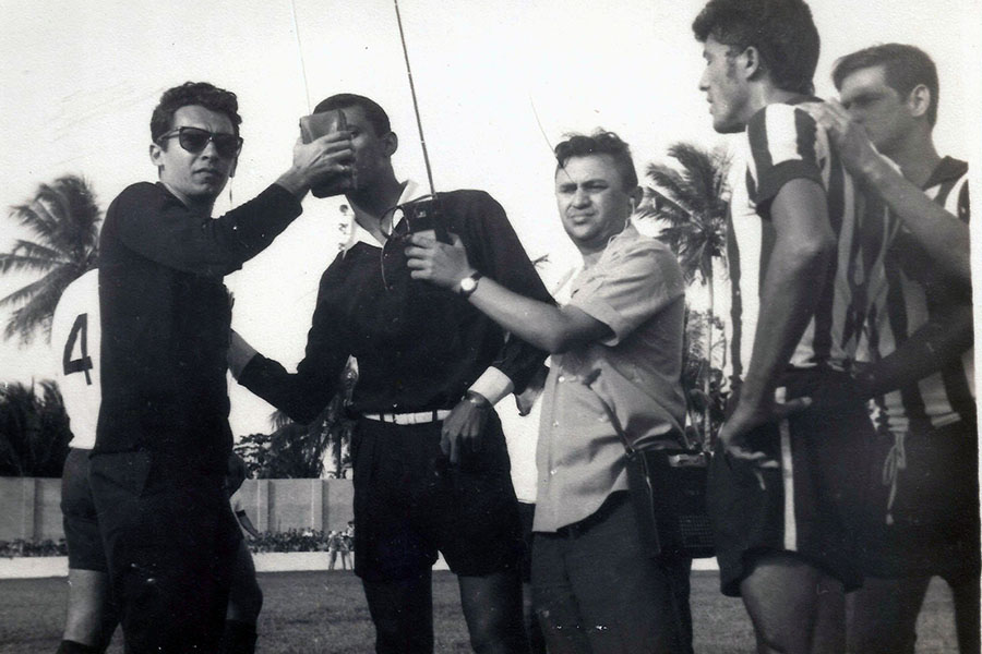 Gilvan de Brito e Ivan Bezerra, ainda jovens, entrevistando o juiz do jogo Botafogo e Treze.jpg