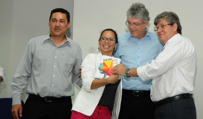 Ainda na solenidade de abertura do ano letivo, Ricardo fez a entrega simbólica de kits estudantis, agenda, fardamento, entre outros itens