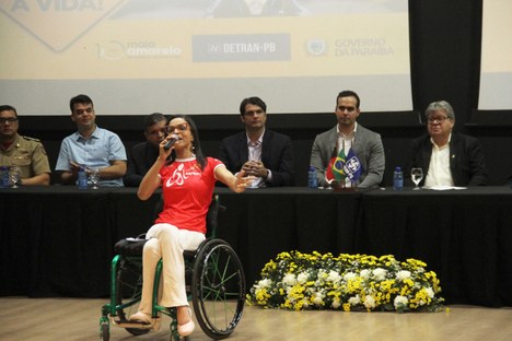 Carol Vieira, que ficou paralítica após sofrer um acidente, cantou a canção “Como Nossos Pais”