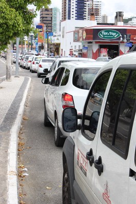 Profissionais seguiram em carreata da Orla ao Centro cobrando providências sobre a circulação de taxistas de outras cidades