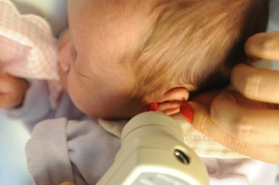 O teste da orelhinha é realizado para detectar problemas de audição em recém-nascidos