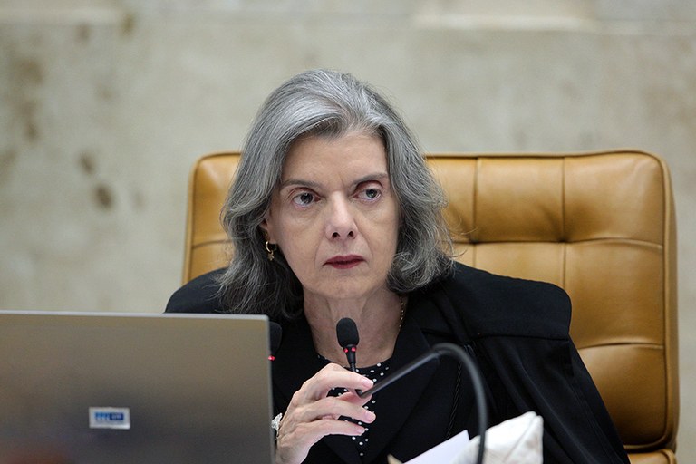 ministra.jpg ministra.jpg
