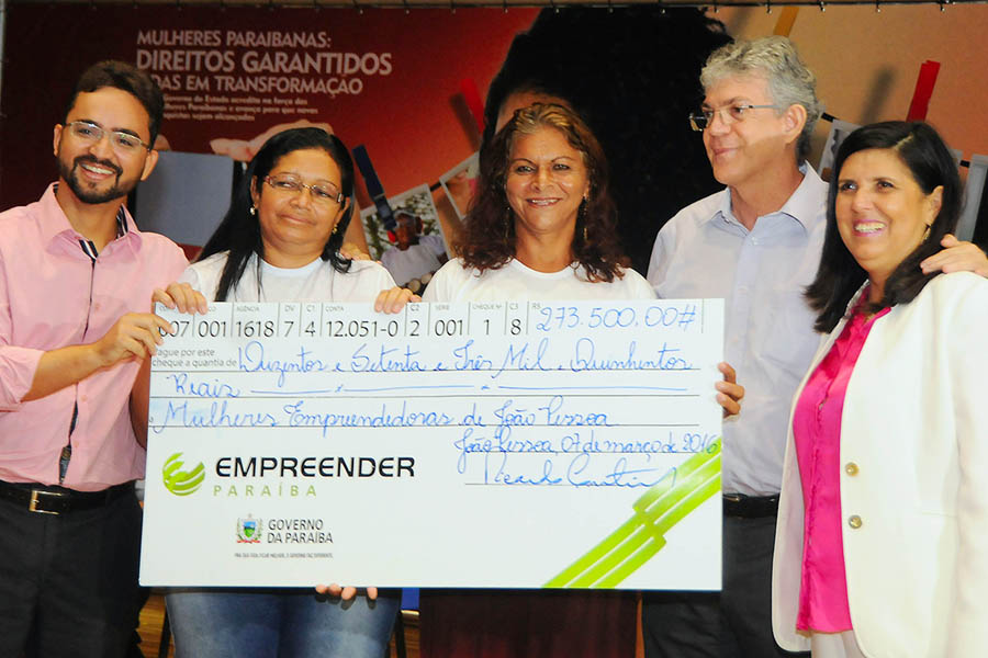 cheque_ricardo no dia internacional da mulher_foto jose marques (2).jpg