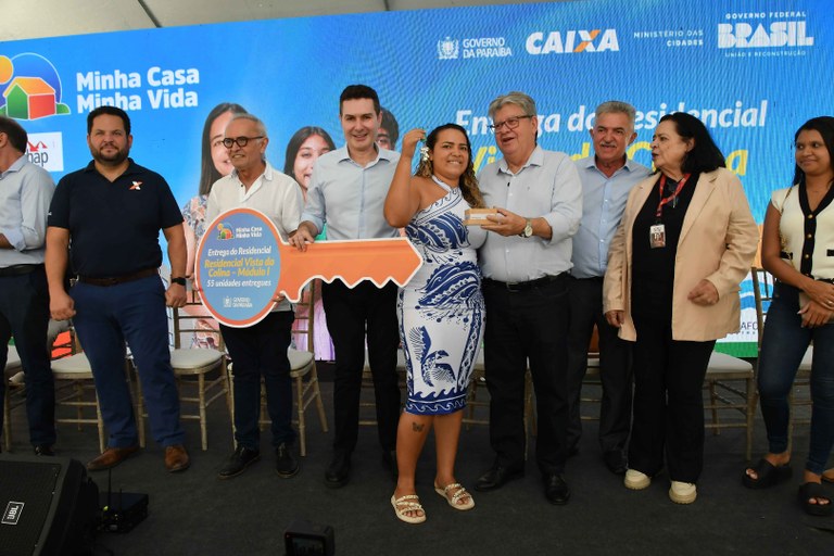 2025.04.01 Ministro e Gov Entrega de moradia Vista da Colina © Leonardo Ariel (28).jpg