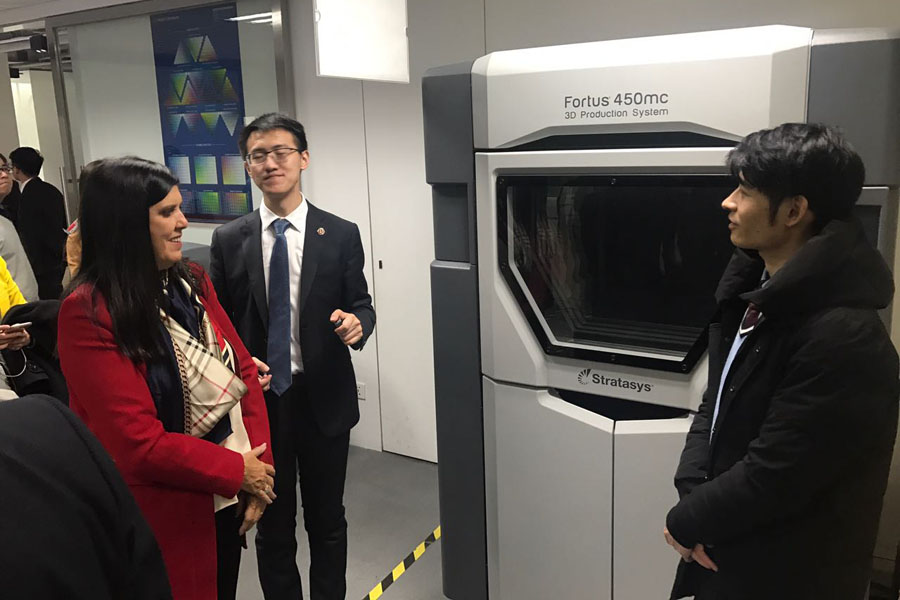 Lígia visita fábrica de impressora 3D.jpg