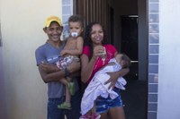 A dona de casa Marcivânia Batista da Silva, 24 anos, mãe de dois filhos, e o marido dela, comemoraram o sonho da casa própria