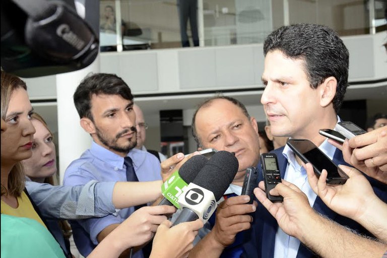O ministro Bruno Araujo concedeu entrevista à imprensa e garantiu a conclusão de 4.100 moradias em CG.jpg