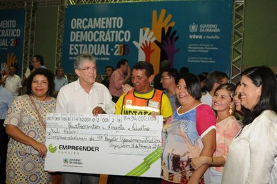 Na abertura da plenária, Ricardo entregou cheques do Empreender PB a 130 empreendedores, totalizando R$ 494 mil
