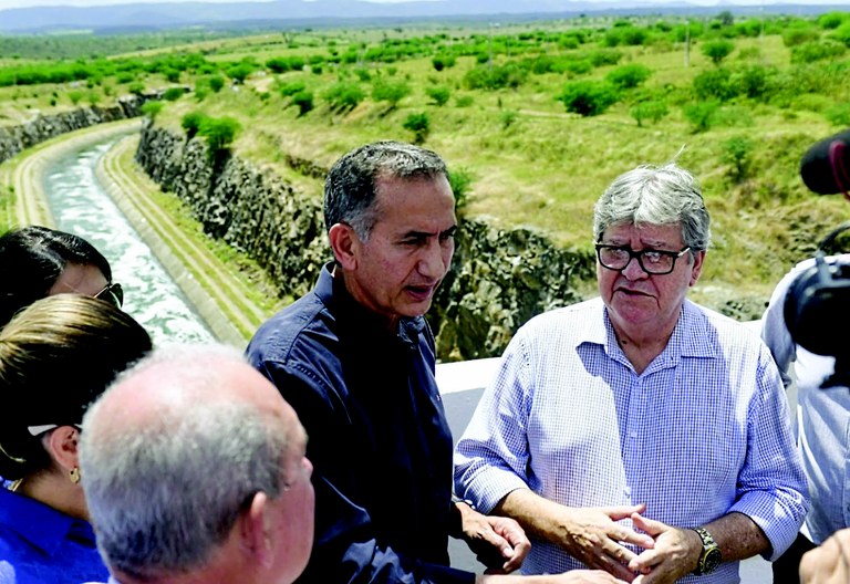 Ministro do Desenvolvimento Regiona Waldez Góes  e o governador João Azevêdo Foto José Marques Secom PB.jpg