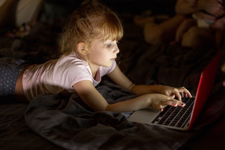criança no laptop - freepik.jpg