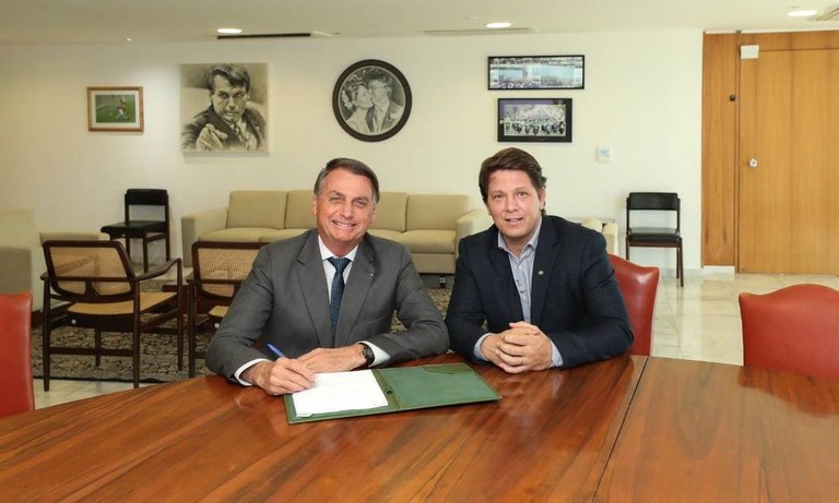 presidente Jair Bolsonaro e o secretário de Cultura Mario Frias - Reprodução - Twitter.jpg