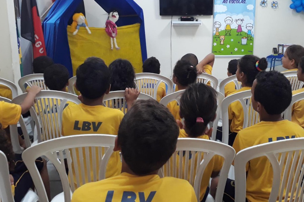 Criancas da LBV atentas ao teatro de fantoches do Procon PB Mirim sobre consumo consciente.jpeg