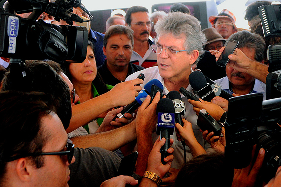 ricardo em campina assina ordem de servico_foto jose marques  (1).jpg