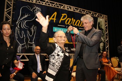 Elizabeth Teixeira recebe a Medalha da Liberdade, que reconhece a promoção e a defesa dos direitos humanos e da democracia 