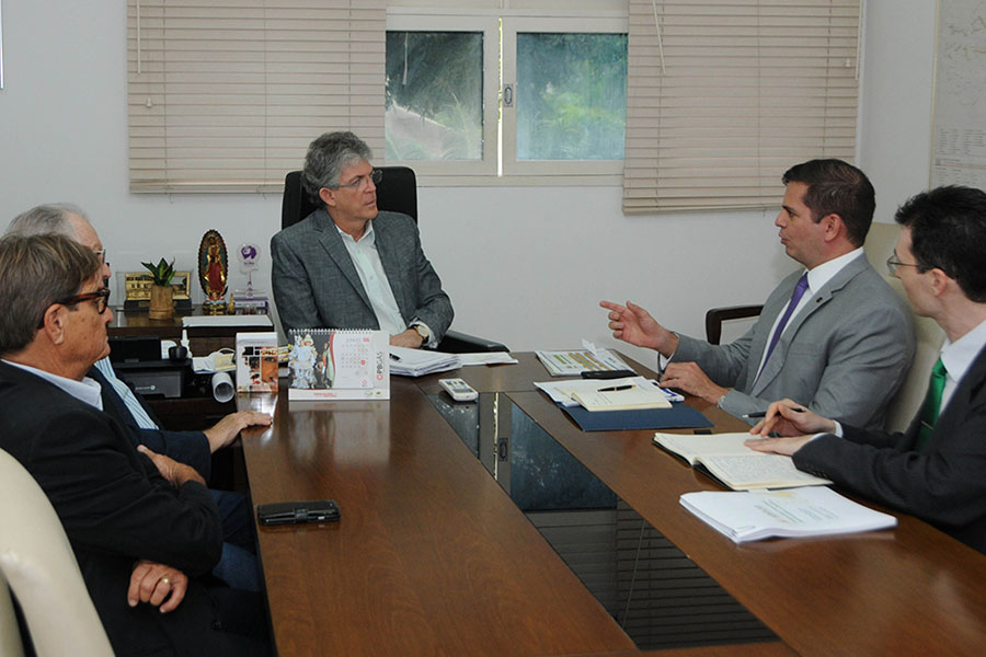 ricardo em reuniao_foto jose marques (1).jpg