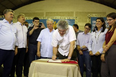 O governador entregou equipamentos para as escolas e para a 2ª Gerência de Saúde, cheques do Empreender PB e assinou ordem de licitação para a construção da Escola Técnica da Região
