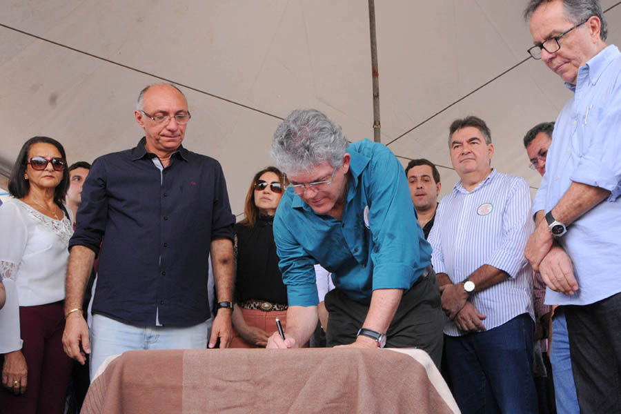 ricardo assina em pedra branca_foto jose marques (2).jpg