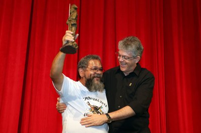 Músico Pedro Osmar recebeu homenagem das mãos do governador Ricardo Coutinho