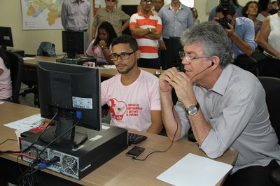 PROGRAMA ALÔ MÃE - ( Foto Edson Matos ) (66).jpg No lançamento, o governador Ricardo Coutinho fez contato na Sala de Monitoramento com uma das mães atendidas pelo programa