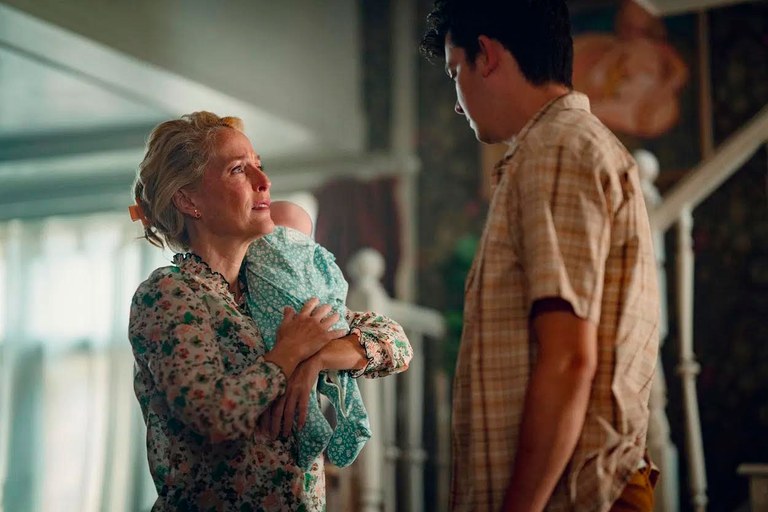 Jean-(Gillian-Anderson)-e-Otis-(Asa-Butterfield)-mãe-solo-tentando-conciliar-a-carreira-profissional-sem-rede-de-apoio.jpg