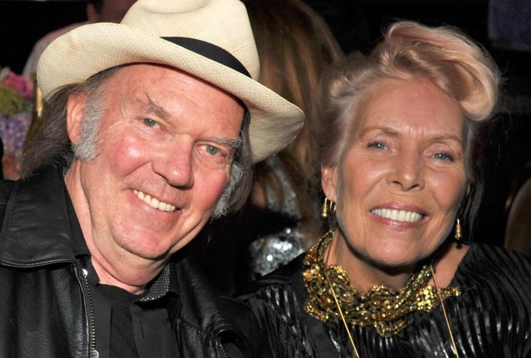 Neil Young e Joni Mitchel retiraram suas músicas da plataforma em protesto contra podcast negacionista.jpg