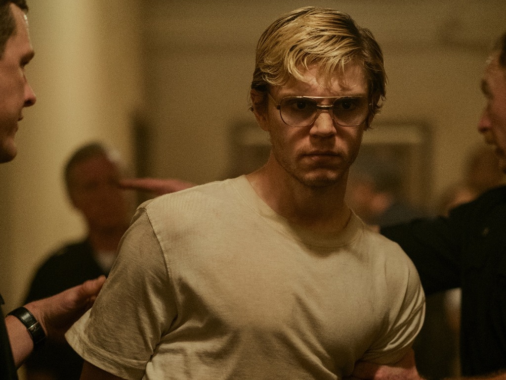 evan-peters-interpreta-jeffrey-dahmer-em-serie-polemica-da-netflix-1664392753825_v2_4x3.jpg