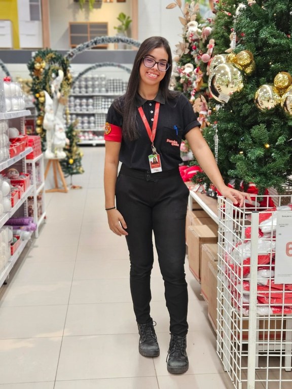 Isabela Monique Barbosa Lima, funcionária da Ferreira Costa -- foto arquivo pessoal.jpg