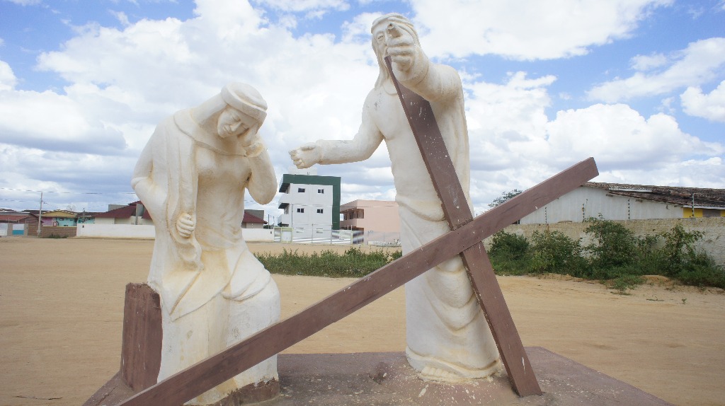 Estátuas representando o sofrimento de Jesus Cristo fazem parte da Via Sacra.