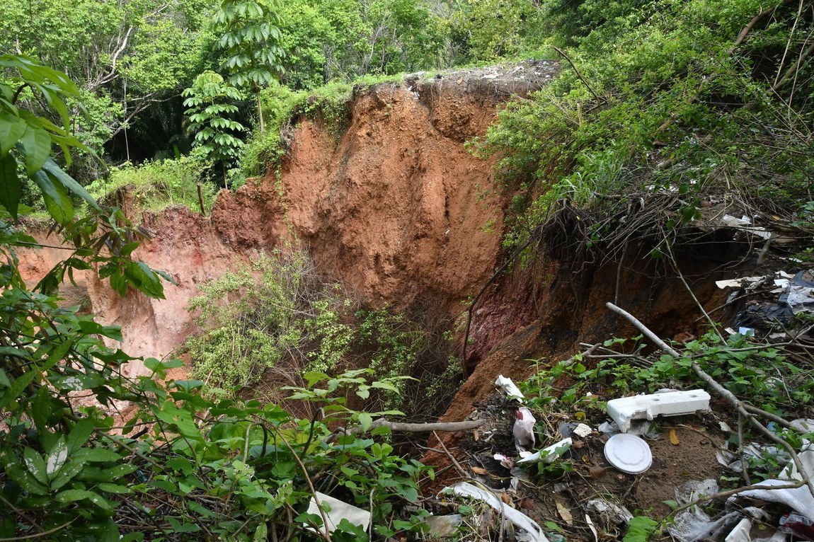 Cratera aberta pelas chuvas em bairro  de João Pessoa assusta moradores
