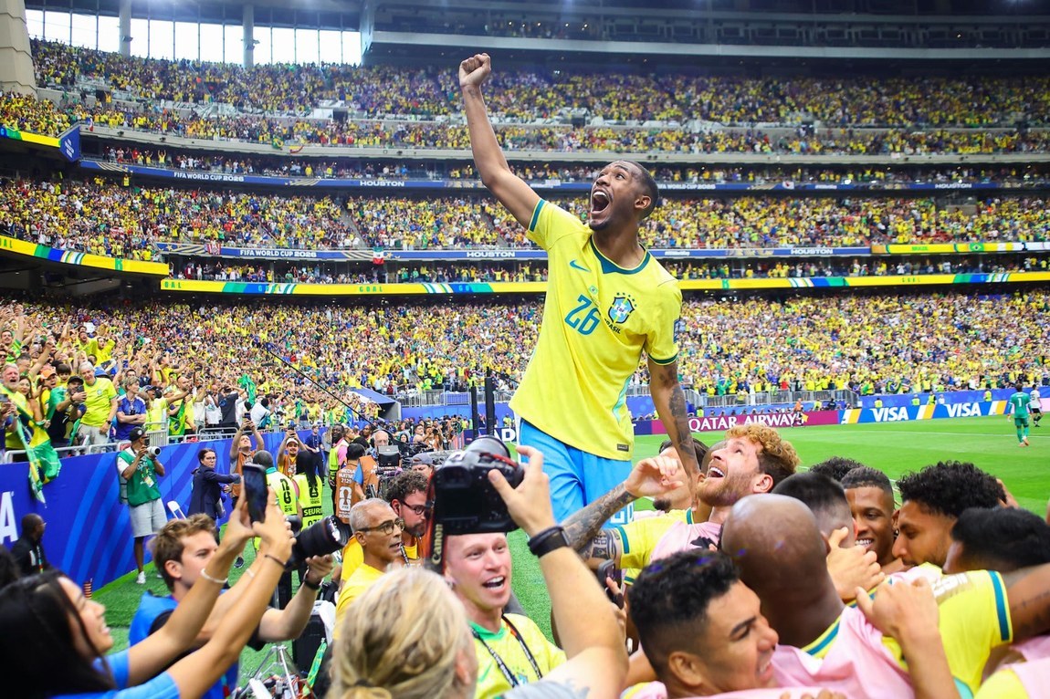 Brasil derrota o Japão por 2 a 1 e avança às oitavas de final de Copa