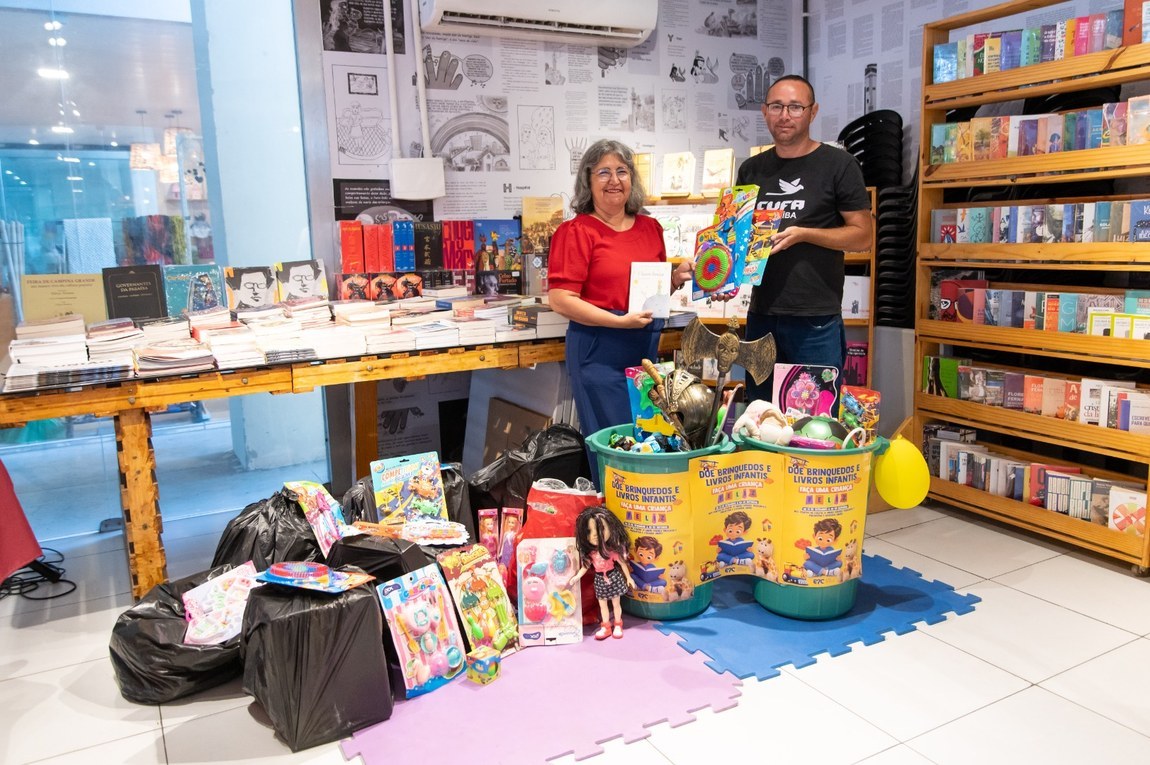 EPC entrega doação  de brinquedos e livros