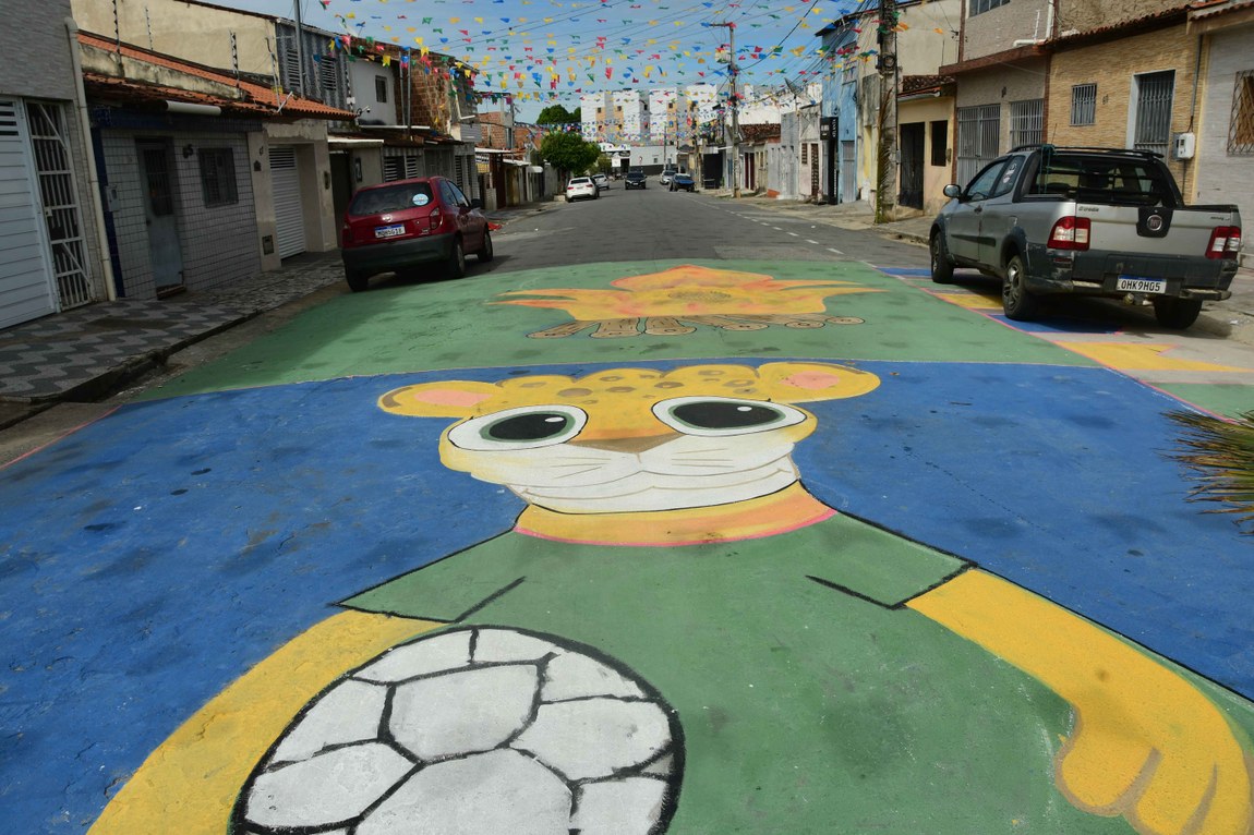 Ruas são ornamentadas para a Copa