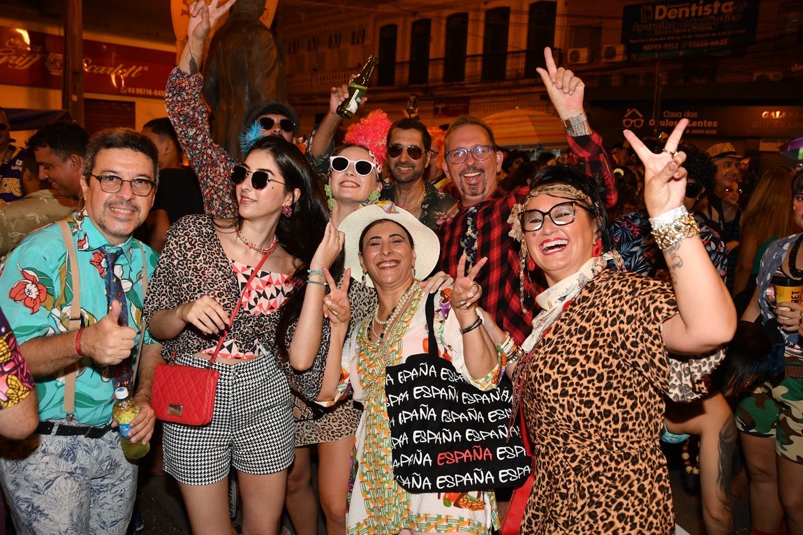 Cafuçu invade o Centro da capital, reunindo foliões fantasiados com roupas extravagantes