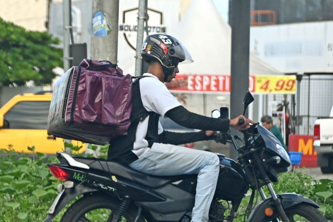 Motoristas e motociclistas por  aplicativo pressionam por direitos