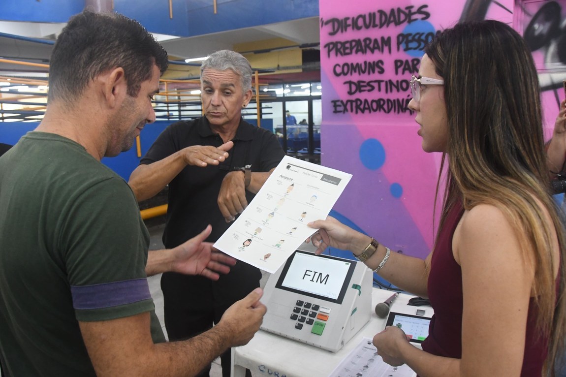 TRE orienta eleitores com deficiência sobre uso da urna eletrônica